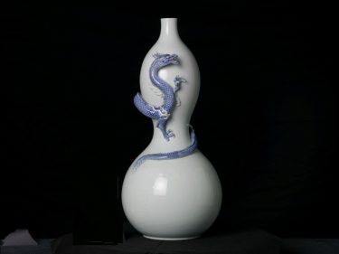 三川内焼　その９　白磁瑠璃釉龍貼付瓢形瓶